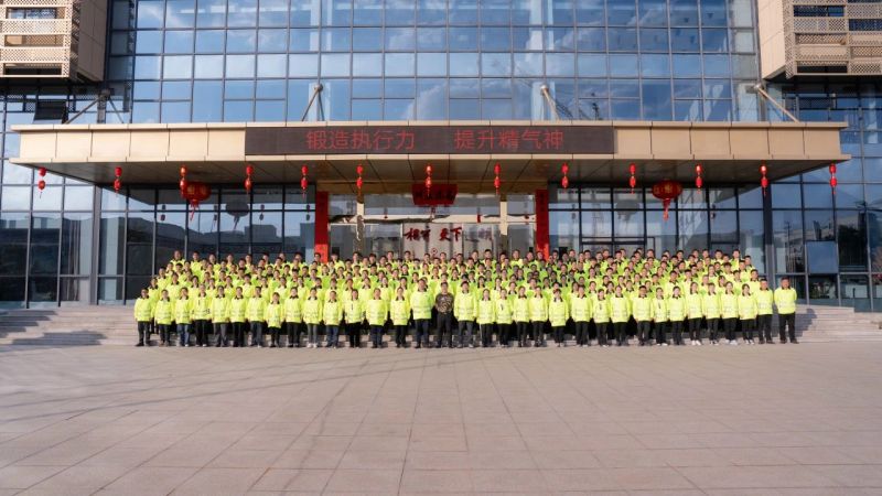超过自我 钻营卓越丨2121非凡体育官方网站光学2024年春季整个员工军训活动